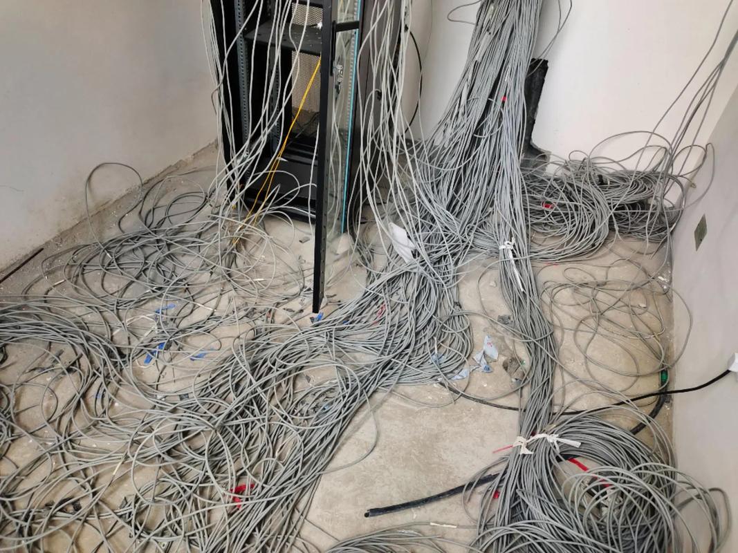 監控弱電機柜理線上架實戰 打造規范、高效的綜合布線系統